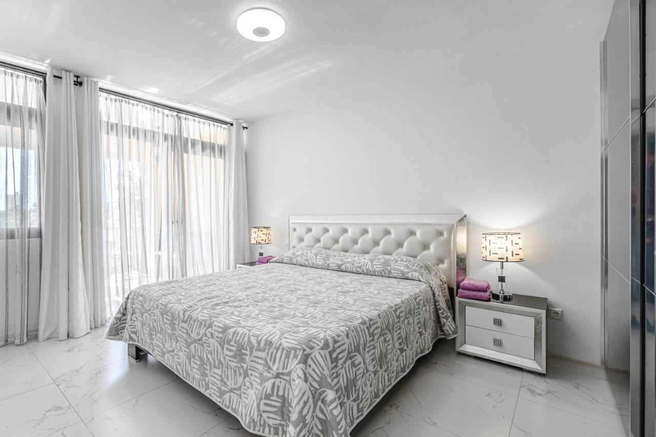 Amazing 3 Bedroom Apartment On The First Line Of The Best Las Americas Beach, Air Conditioner And Terrace Ocean View Плая-де-лас-Америкас Экстерьер фото